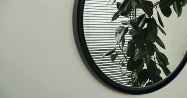 Κοντινό Πλάνο Του Καθρέφτη Μαύρο Πλαίσιο Κρέμεται Λευκό Τοίχο Στο — Αρχείο Βίντεο