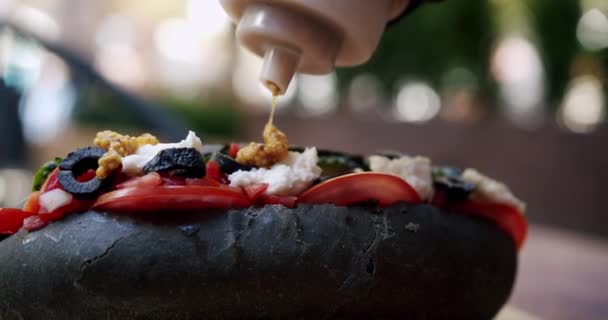 Zelfgemaakte Gegrilde Hotdogs Zwarte Broodjes Met Mosterd Ketchup Tomaten Olijven — Stockvideo