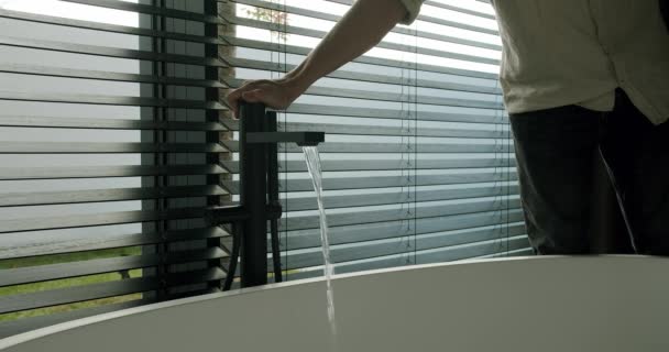 男性手的截视打开水 灌满浴缸脚掌的卫生设备 现代浴室的人明水水龙头 — 图库视频影像