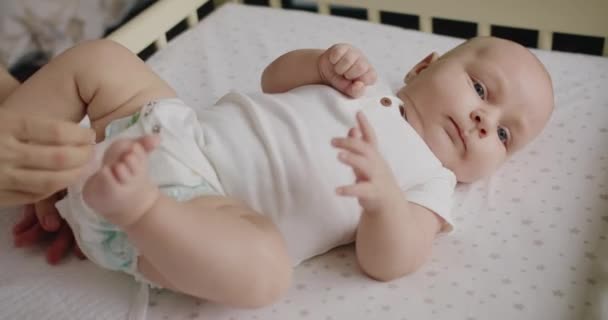 Gevoelig Zicht Moeder Verschonen Baby Luier Tafel Liefdevolle Moeder Die — Stockvideo