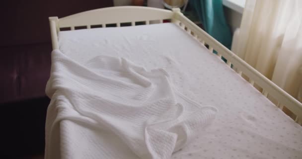 Bebek Odasında Yatak Pamuk Çarşaf Battaniyeli Modern Boş Ahşap Beşik — Stok video