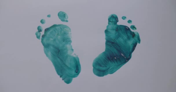 Beyaz Arka Plan Kağıdındaki Bebek Ayaklarının Yeşil Izleri Yaratıcı Çizim — Stok video