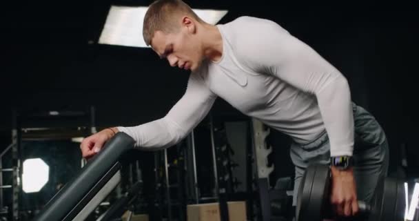 Bodybuilder Man Met Atletische Lichaam Training Armen Rug Spieren Het — Stockvideo
