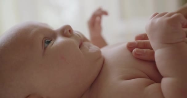 Крупный План Обнаженного Новорожденного Ребенка Мягкой Кожей Симпатичным Лицом Мать — стоковое видео