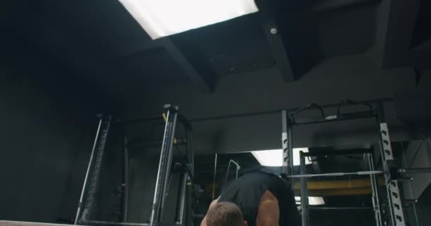 Sportieve Man Aan Het Sporten Sportschool Spring Fit Box Bodybuilder — Stockvideo