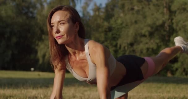 Die Athletische Frau Trainiert Morgens Freien Und Macht Kickback Übungen — Stockvideo