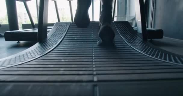 Närbild Manliga Fötter Sneakers Träning Och Promenader Lutande Löpband Beskuren — Stockvideo