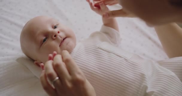 Bebê Recém Nascido Bonito Deitado Berço Mãe Brincando Comunicar Com — Vídeo de Stock