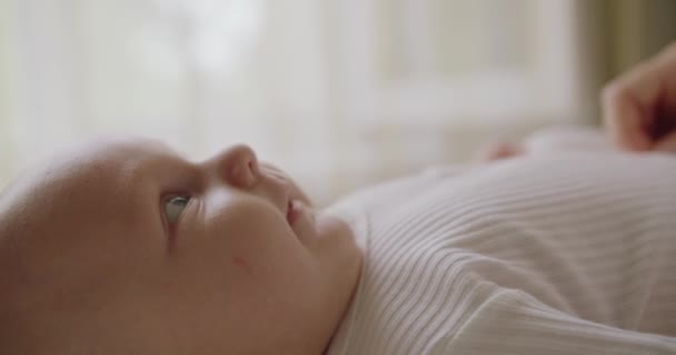 Primer Plano Bebé Lindo Acostado Cama Las Madres Tocando Mano — Vídeos de Stock