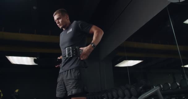 Homem Jovem Fisiculturista Vestindo Cinto Proteção Couro Ginásio Para Powerlifting — Vídeo de Stock