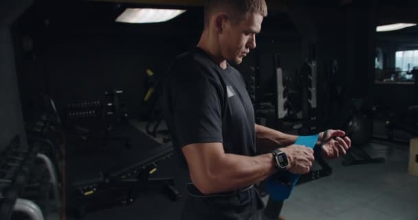 Atletische Man Legde Polsbandjes Handen Voor Bereiden Krachttraining Met Gewichtheffen — Stockvideo
