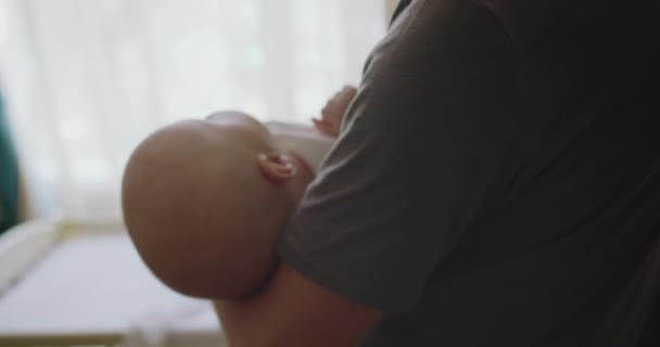 Fiatal Apa Ölelgeti Alvó Újszülöttet Ringatózik Gyerekszobában Boldog Szülőség Koncepciója — Stock videók