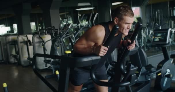 Athletic Man Har Cardio Träning Gym Och Promenader Löpband Med — Stockvideo