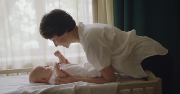 Ευτυχισμένη Μητέρα Περνάει Χρόνο Μωρό Κρατώντας Χεράκια Της Και Μιλώντας — Αρχείο Βίντεο