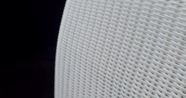 Minimalist sandalyesi ve masası olan beyaz teras mobilyası. Bahçe mobilyaları, Modern Lüks Villa. Minimalist daire. Açık masa ve bahçe parkı için sandalyeler. Lüks villa için modern sandalyeler.