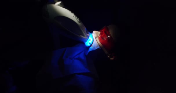 Dentes Branqueamento Procedimento Com Luz Ultravioleta Lâmpada Uma Clínica Moderna — Vídeo de Stock