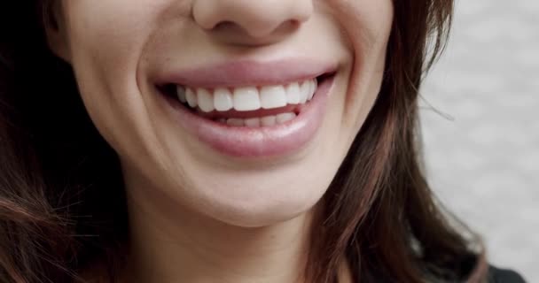 密切关注牙齿健康 口腔科检查 美丽的年轻的高加索女人 完美的牙齿在镜头前微笑 做完牙科手术后 年轻女子很羡慕自己的牙齿 — 图库视频影像