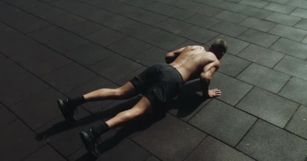 근육질 남자는 밖에서 운동을 스포츠 지상에서 — 비디오