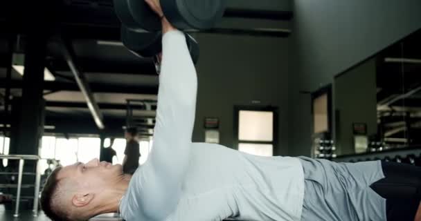 Jongeman Bodybuilder Heeft Workout Sportschool Het Heffen Van Halters Terwijl — Stockvideo