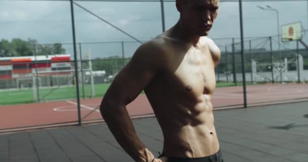 Homem Confiante Com Corpo Muscular Abdominais Perfeitos Chão Esportes Após — Vídeo de Stock