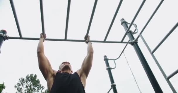 Untere Sicht Auf Athletischen Mann Hat Workout Und Ziehen Reck — Stockvideo