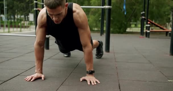 Mann Mit Athletischem Körper Trainiert Morgens Freien Und Macht Liegestütze — Stockvideo