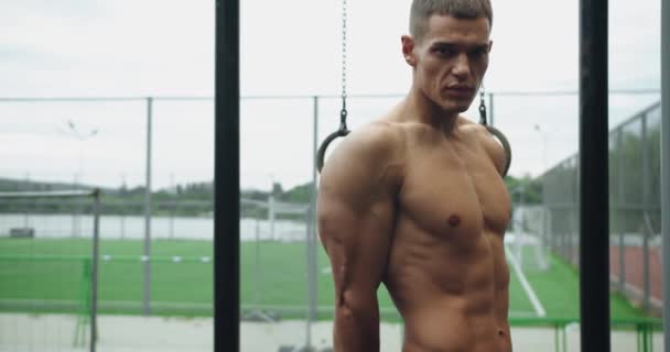 Bărbat Frumos Fără Cămașă Corp Muscular Picioare După Antrenament Terenul — Videoclip de stoc