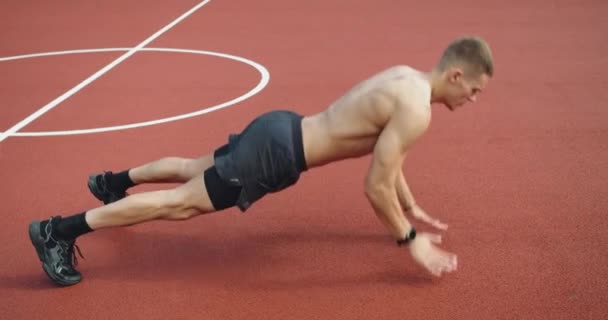 Junge Athletische Mann Hat Intensives Training Und Macht Klatschende Liegestütze — Stockvideo
