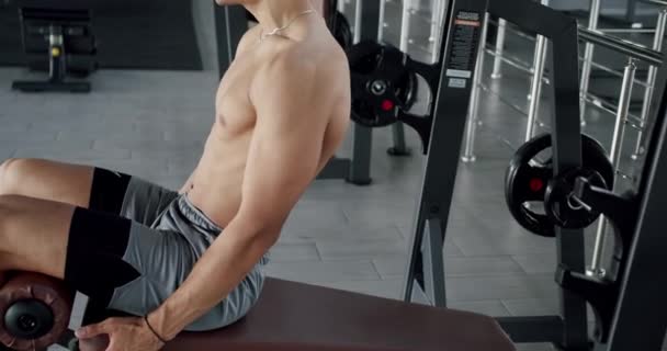 Der Junge Sportliche Mann Trainiert Fitnessstudio Und Macht Crunch Gymnastik — Stockvideo