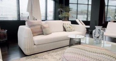 Minimalist sandalyesi ve masası olan beyaz teras mobilyası. Bahçe mobilyaları, Modern Lüks Villa. Minimalist daire. Açık masa ve bahçe parkı için sandalyeler. Lüks villa için modern sandalyeler.