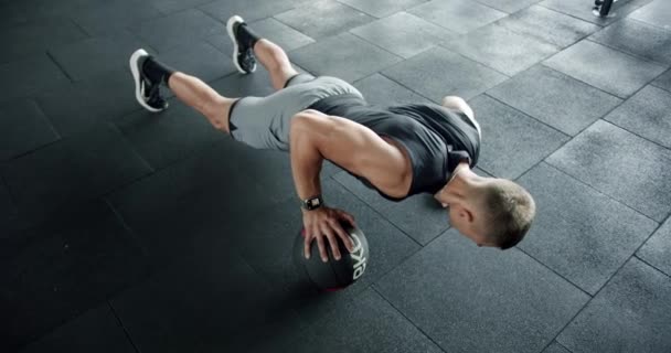 선수는 체육관에서 공으로 연습을 스포츠 장비와 활동적인 라이프스타일 — 비디오
