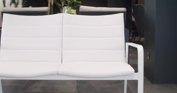 ミニマリストチェアとテーブル付きの夏の白いテラスの家具 庭のための家具 モダンな高級ヴィラ ミニマリストのアパート ガーデンパークの屋外テーブルと椅子 高級ヴィラのためのモダンな椅子 — ストック動画