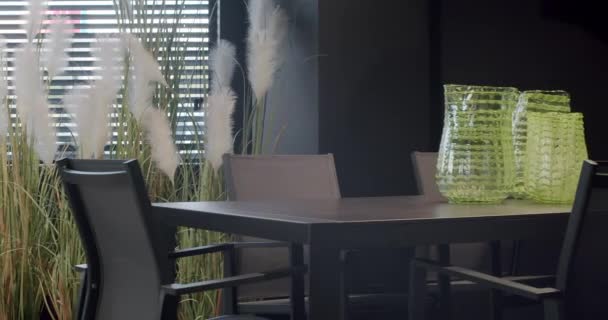 Nowoczesne Czarne Krzesła Luksusowej Willi Meble Tarasu Letniego Minimalistycznym Krzesłem — Wideo stockowe