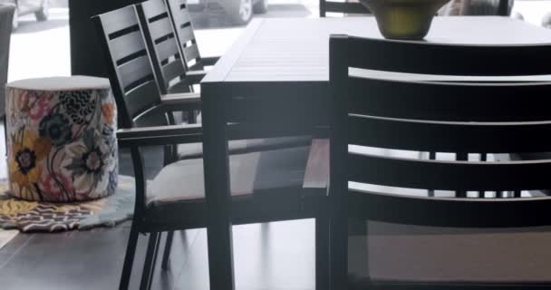 夏季黑色露台家具与简约的椅子和桌子 花园家具 现代豪华别墅 最低限度的公寓 室外餐桌和花园用椅子现代豪华别墅用椅子 — 图库视频影像