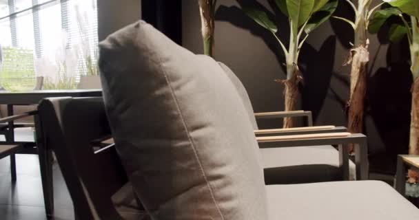 Moderna Stolar För Lyxvilla Sommarterrassmöbler Med Minimalistisk Stol Och Bord — Stockvideo