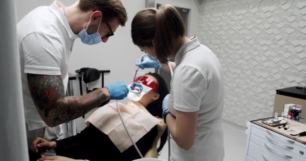 Стоматолог Робить Чистку Зубів Пацієнта Сучасній Клініці Сучасна Стоматологічна Клініка — стокове відео