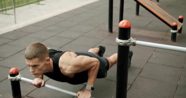 Junger Athletischer Mann Trainiert Freien Und Macht Liegestützübungen Mit Dem — Stockvideo