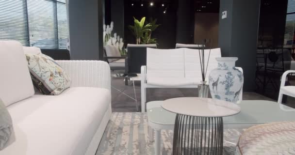 夏季白色平台家具与简约的椅子和桌子 花园家具 现代豪华别墅 最低限度的公寓 室外餐桌和花园用椅子现代豪华别墅用椅子 — 图库视频影像