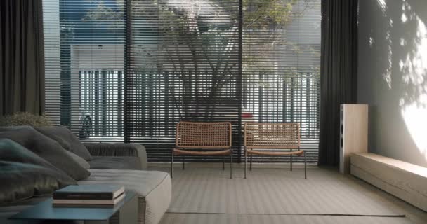 현대적인 인테리어와 아파트 바닥에 블라인드 편안한 등나무 의자와 러그와 파노라마 — 비디오