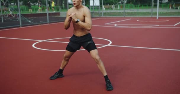Sportlicher Mann Trainiert Freien Auf Dem Sportplatz Und Macht Seitliche — Stockvideo