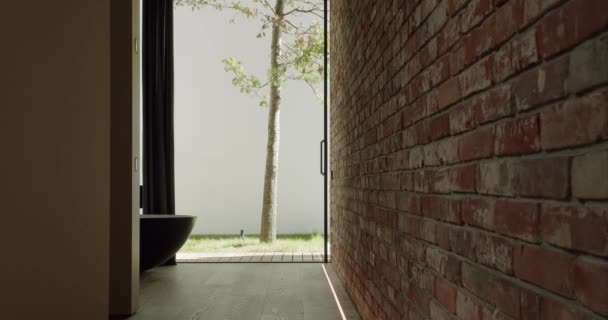 Женщина Открывает Раздвижные Стеклянные Двери Входит Комнату Современном Коттедже Стильная — стоковое видео