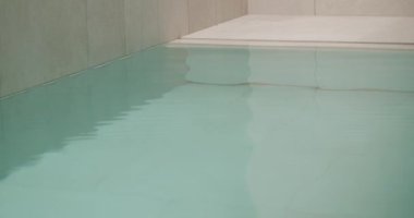 Temiz suyu olan modern yüzme havuzu, yakın çekim. Spa ve eğlence konsepti.