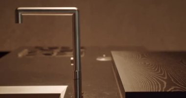 Paslanmaz çelik musluğa yakın çekim. Mutfakta lavabo ve modern iç mekan. Şık apartmandaki yeni musluğa odaklan