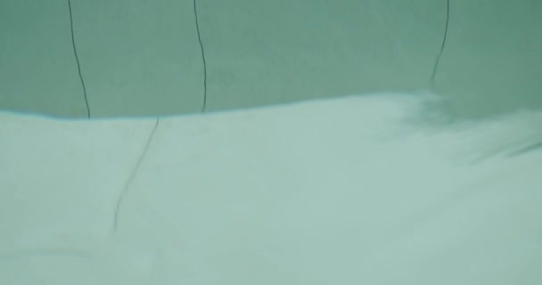 투명한 상단보기와 수영장의 배경입니다 수영장에서 움직임 명확한 — 비디오