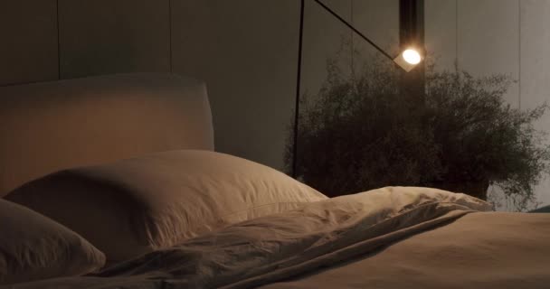 Acogedor Dormitorio Con Interior Moderno Cama Doble Con Ropa Cama — Vídeos de Stock