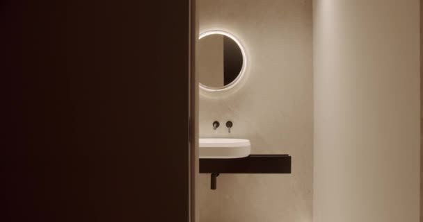 Ceramiczna Umywalka Ukrytym Kranem Okrągłym Lustrem Wiszącym Ścianie Łazience Nowoczesnym — Wideo stockowe