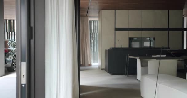 现代村舍里有沙发 厨房岛和家用电器的房间 度假之家的现代室内家具和时尚家具 — 图库视频影像