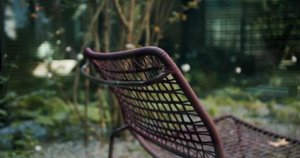 户外有针织座椅的空金属椅子上的布衣 村舍后院的花园家具 — 图库视频影像