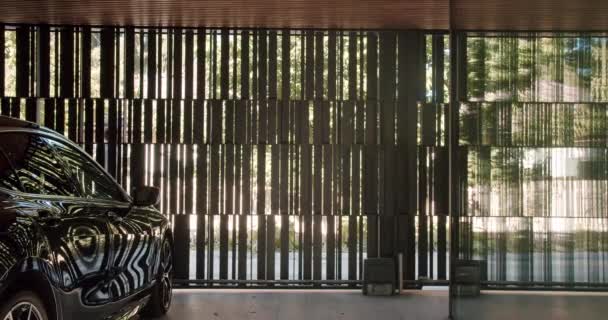 Auto Dentro Garagem Moderna Com Portão Metal Casa Residencial Carro — Vídeo de Stock