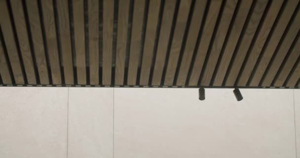 Деталь Сучасному Інтер Єрі Квартирі Керамічна Плитка Стіні Стелі Дерев — стокове відео